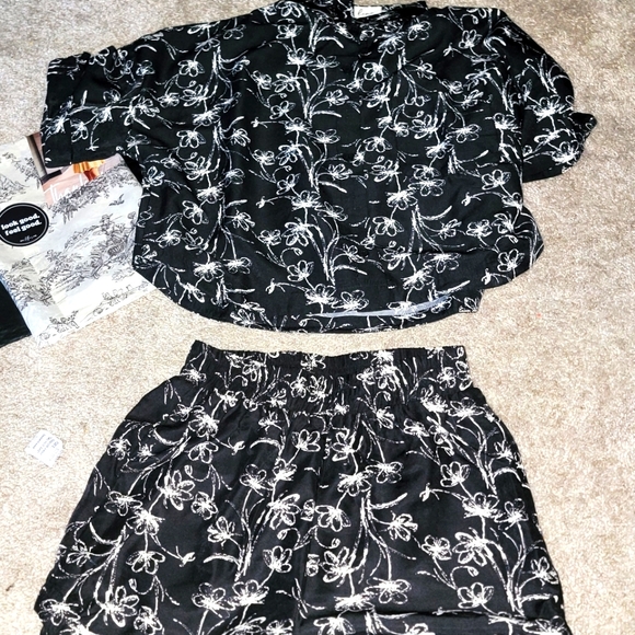 Willa Shorts Set- size small - Picture 2 of 2